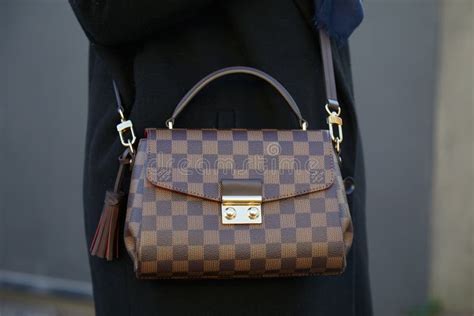 louis vuitton brown checkered purse street style